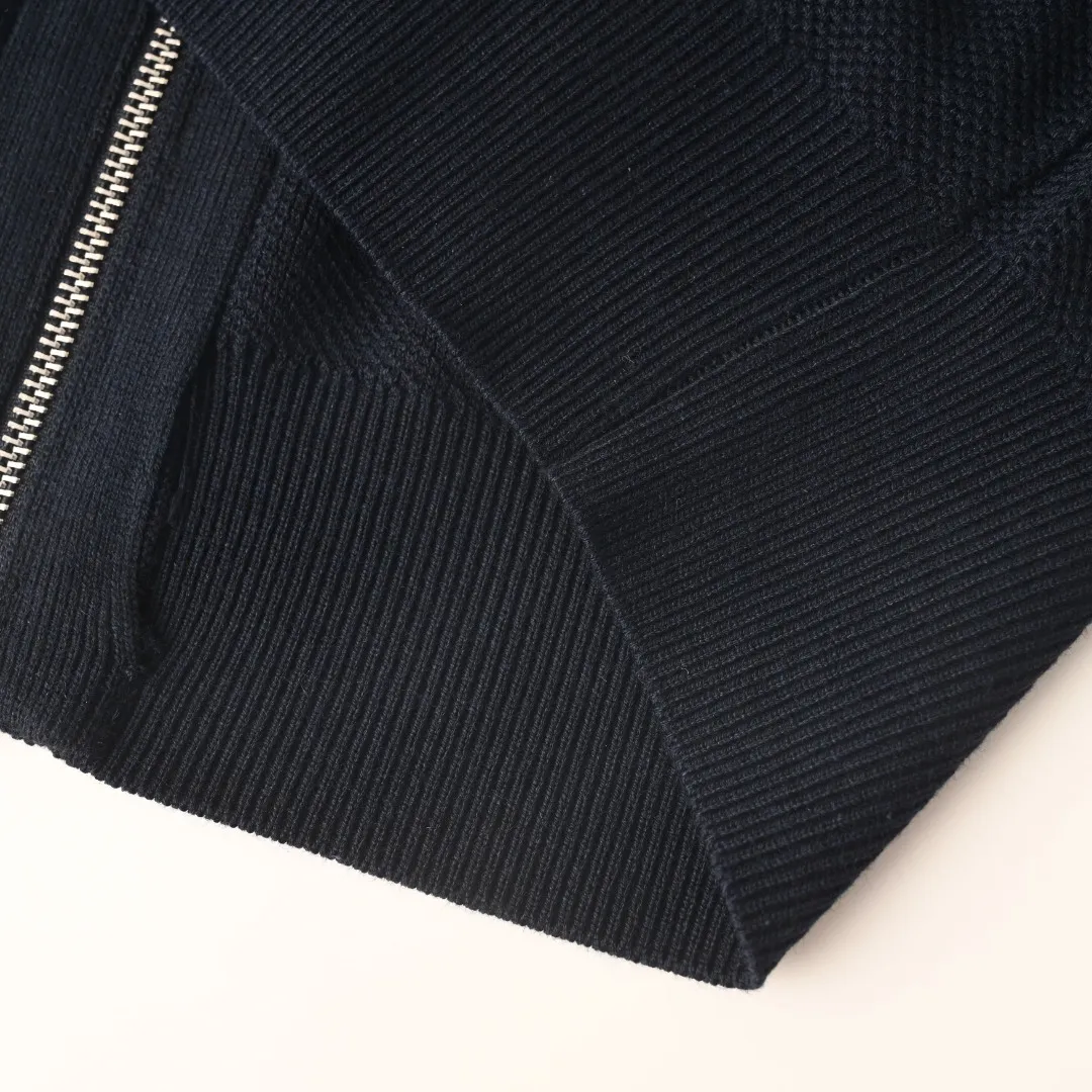 AP (higher version) LORO PIANA LP iron brand zipper knitted sweater jacket. The original version was purchased for 24900. It is made of original wool and mulberry silk blended material. The whole piece is made of honeycomb pique weave. The fabric has a grainy texture, is soft and waxy and has a breathable feel, so it won't make you sweat. Italian old money style men's knitted cardigan, honeycomb pique knitted texture, soft and skin-friendly fabric, comfortable and not stuffy on the upper body. Integrated woven rib placket, zipper embedded technology, the zipper is flat when closed, and the placket is free of bulging and deformation. The raised and fine ribbed stand-up collar is stable and prevents the collar from collapsing; the cuffs and hem are ribbed with the same material, making it less likely to loosen after being worn for a long time. The metal nameplate on the left chest is embellished with low-key recognition and no exaggerated printing. Size：M-XXL